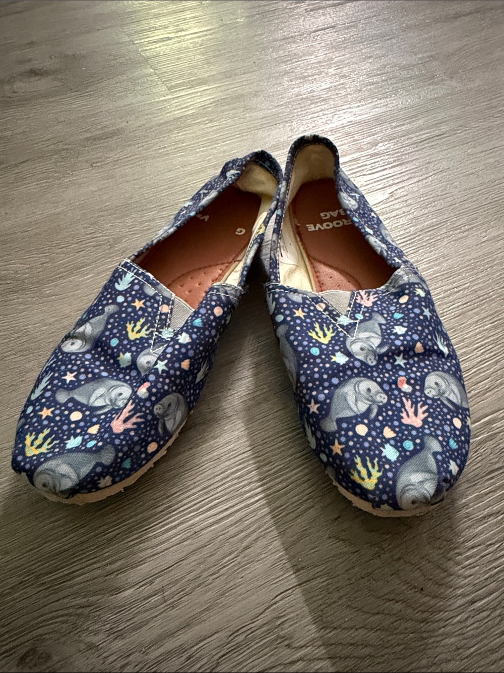Groove Bags Navy Blue Marine Manatee Print Slip-On Shoes Sz 8W  8 Wide EUC
